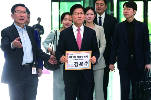 5月11日,在韩国果川,金文洙(中)抵达中央选举管理委员会,准备登记其参选人资格 新华社发
